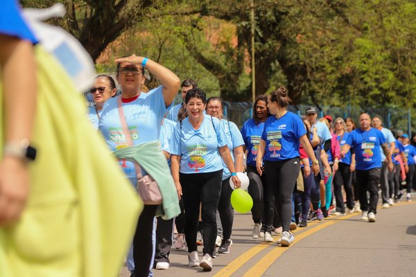 Quase 500 pessoas participam da Caminhada da Pessoa Idosa