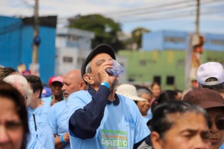 Quase 500 pessoas participam da Caminhada da Pessoa Idosa