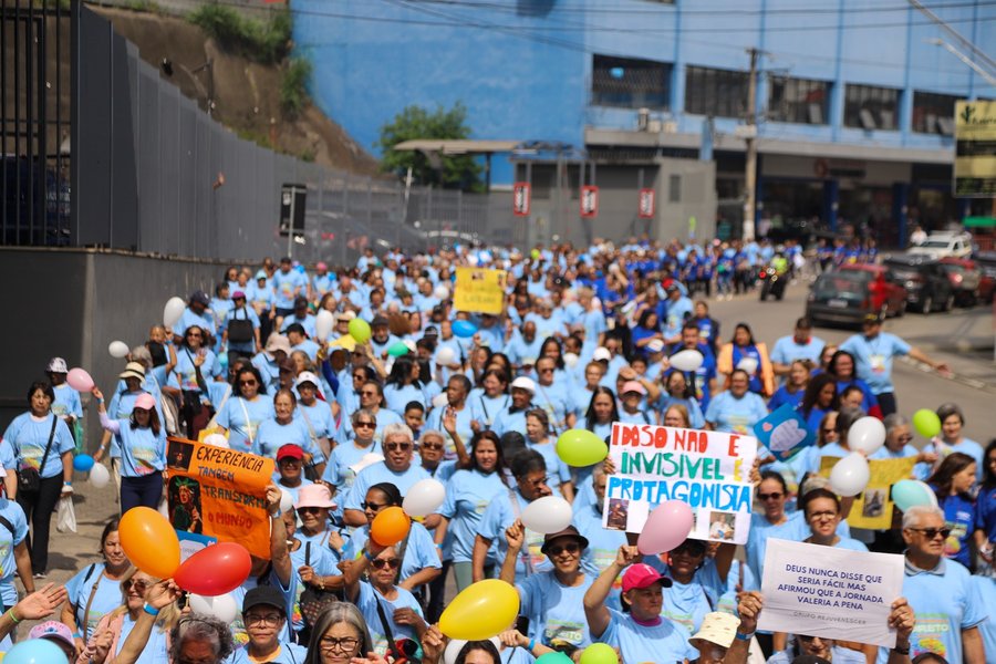 Quase 500 pessoas participam da Caminhada da Pessoa Idosa