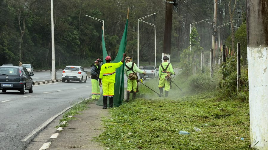 Prefeitura de Cotia mantém frentes de manutenção e zeladoria em diferentes pontos da cidade