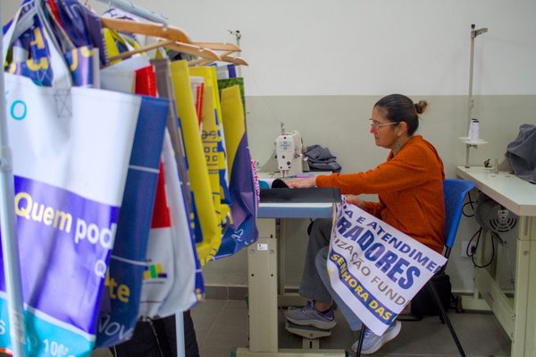 Sustentabilidade e empreendedorismo: oficina de costura transforma lonas publicitárias em sacolas