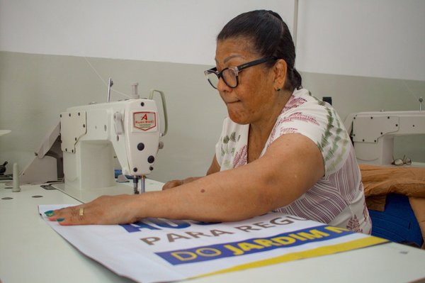 Sustentabilidade e empreendedorismo: oficina de costura transforma lonas publicitárias em sacolas
