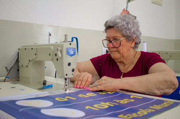 Sustentabilidade e empreendedorismo: oficina de costura transforma lonas publicitárias em sacolas