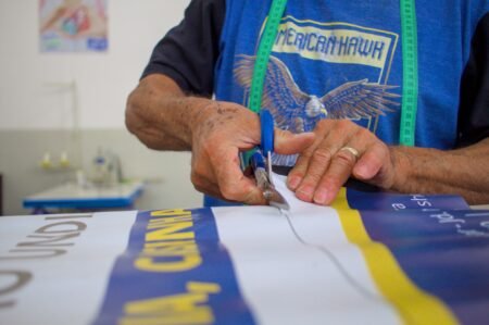 Sustentabilidade e empreendedorismo: oficina de costura transforma lonas publicitárias em sacolas