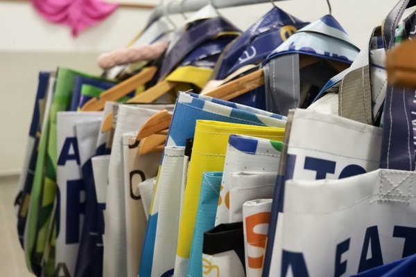 Sustentabilidade e empreendedorismo: oficina de costura transforma lonas publicitárias em sacolas