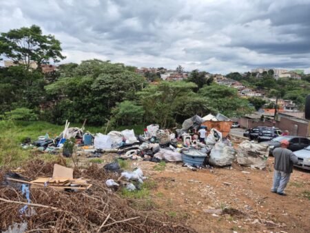 Prefeitura interdita ferro-velho clandestino em ocupação irregular no Jardim Arco-Íris