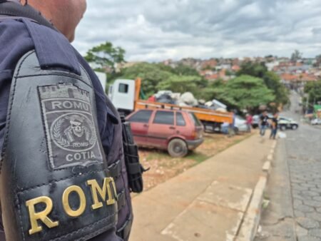 Prefeitura interdita ferro-velho clandestino em ocupação irregular no Jardim Arco-Íris