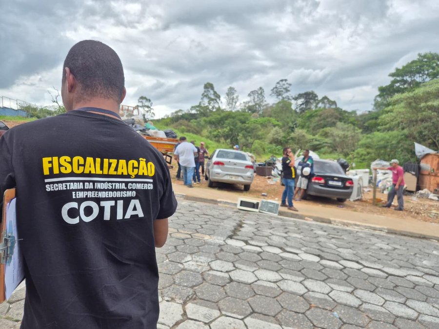 Prefeitura interdita ferro-velho clandestino em ocupação irregular no Jardim Arco-Íris