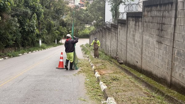 Equipes de zeladoria atuam em ruas, praças e espaços públicos da cidade