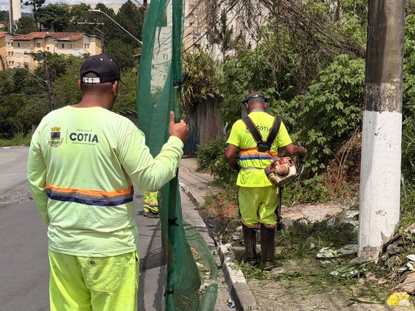 Equipes de zeladoria atuam em ruas, praças e espaços públicos da cidade