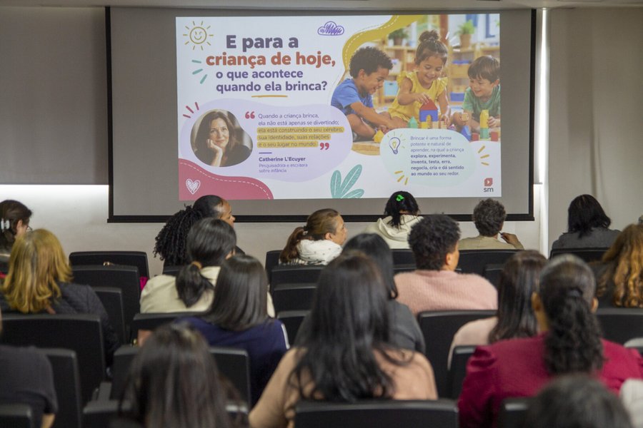 Educação promove formação para 250 professores da Educação Infantil com foco na importância do brincar